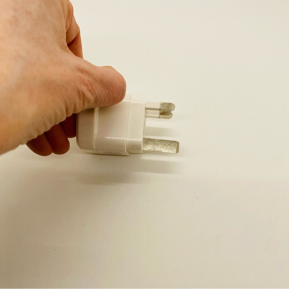 NWOT UK Travel Adapter US to UK/Ireland/Hong Kong/ Plug Adapter - Picture 4 of 8